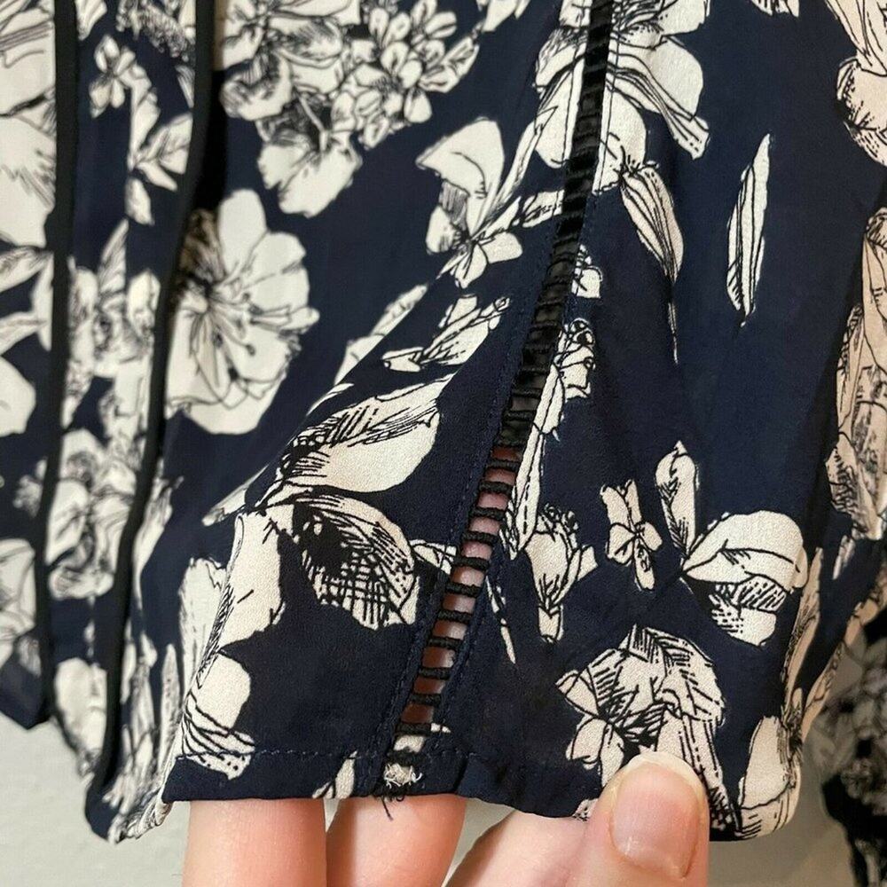 ASTR Womens Blue White Floral V Neck Long Sleeve Pleated Blouse Top Size Small - Picture 5 of 10